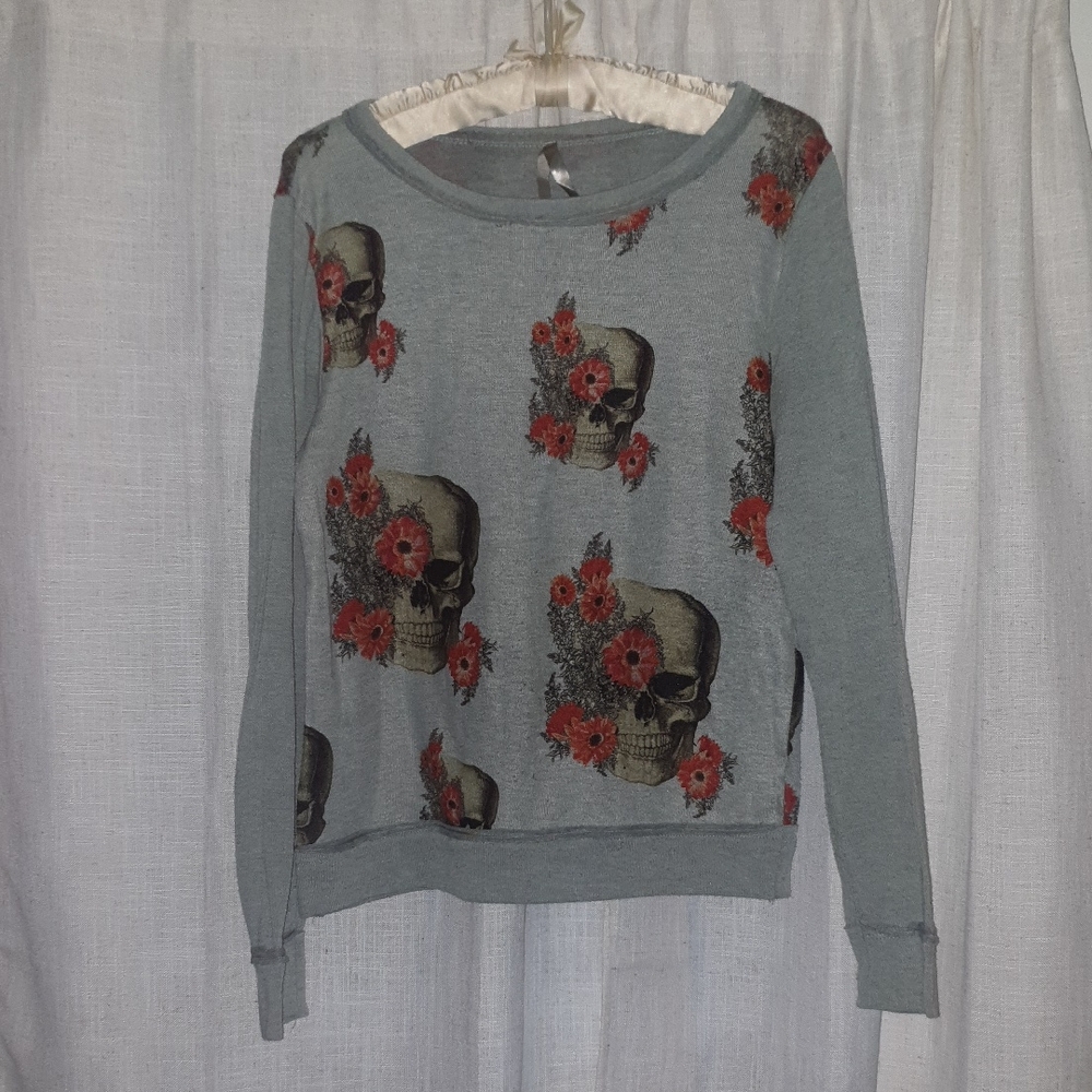 Chic Heather Gray Sweater with Skull and Red Floral Design